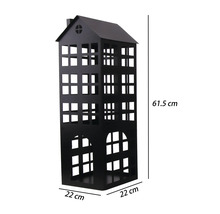 Lanterne noire en forme de maison en métal, hauteur 61,5 centimètres, largeur 22 centimètres, profondeur 22 centimètres.