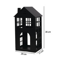 Lanterne noire en métal en forme de maison avec découpes de fenêtres et cheminée, hauteur 36 centimètres, largeur 20 centimètres, profondeur 17 centimètres.