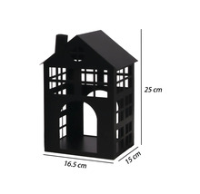 Lanterne maison noire en métal, découpes fenêtres, hauteur 25 centimètres, largeur 16,5 centimètres, profondeur 15 centimètres.