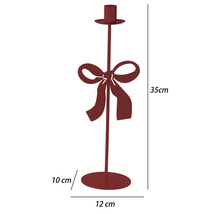 Roter Kerzenständer aus Metall mit Schleife, Höhe 35 Zentimeter, Breite 12 Zentimeter, Tiefe 10 Zentimeter.
