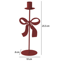 Roter Kerzenständer aus Metall mit dekorativer Schleife, Höhe 25,5 Zentimeter, Breite 10 Zentimeter, Tiefe 8 Zentimeter.