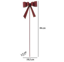 Rote Dekoschleife am Stab mit goldfarbenem Rand, Höhe 94 Zentimeter, Breite 19,5 Zentimeter, Tiefe 5,5 Zentimeter.