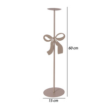 Kerzenständer aus Metall in Beige mit dekorativer Schleife, Höhe 60 Zentimeter, Durchmesser 15 Zentimeter.