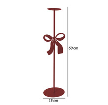 Roter Kerzenständer aus Metall mit dekorativer Schleife, Höhe 60 Zentimeter, Fussdurchmesser 15 Zentimeter.