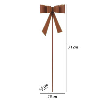 Dekorativer Gartenstecker mit Metallschleife, Höhe 71 Zentimeter, Breite 15 Zentimeter, Tiefe 4,5 Zentimeter.