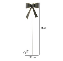Gartenstecker aus Metall als dunkle Schleife mit Goldrand, Höhe 94 Zentimeter, Breite 19,5 Zentimeter, Tiefe 5,5 Zentimeter.