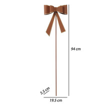 Gartenstecker mit brauner dekorativer Schleife, Maße 94 mal 19,5 mal 5,5 Zentimeter.