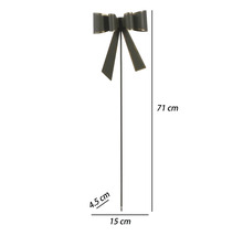 Gartenstecker Schleife aus Metall mit Maßen 71 Zentimeter hoch, 15 Zentimeter breit und 4,5 Zentimeter tief.