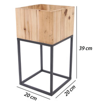 Quadratischer Pflanztopf aus Holz auf einem schwarzen Metallgestell, Maße 39 mal 20 mal 20 Zentimeter.