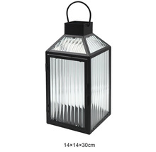 Windlicht aus schwarzem Metall mit geriffeltem Glas und Tragegriff, Masse 14 mal 14 mal 30 Zentimeter.