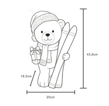 Weihnachtsfigur Bär mit Mütze, Schal, Geschenk und Skiern, Maße 43,8 mal 25 mal 18,5 Zentimeter.