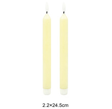 Zwei LED-Stabkerzen, Masse 2,2 mal 24,5 Zentimeter.