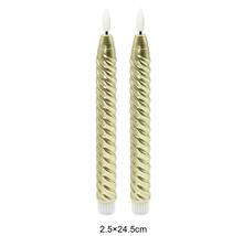 Zwei goldene LED-Stabkerzen in gedrehter Optik, Grösse 2,5 mal 24,5 Zentimeter.