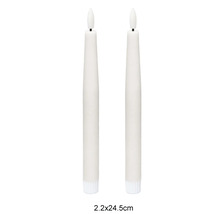 Zwei weiße LED-Stabkerzen aus Kunststoff mit einer Größe von 2.2 mal 24.5 Zentimetern.
