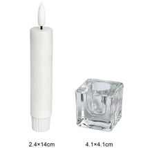 Bougie LED blanche 2,4 par 14 centimètres et bougeoir carré en verre 4,1 par 4,1 centimètres.