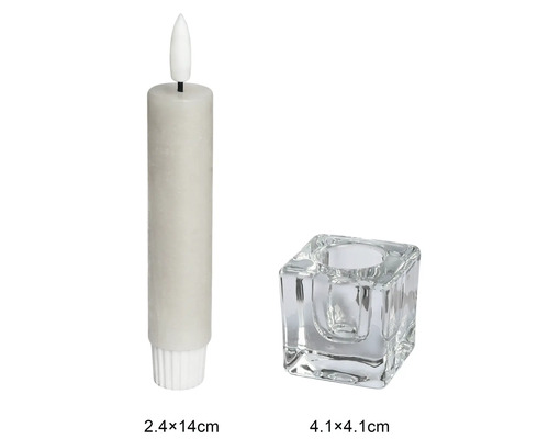 Bougie LED beige 2,4 par 14 centimètres avec bougeoir carré en verre 4,1 par 4,1 centimètres.