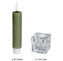 Bougie LED verte avec bougeoir carré en verre. Dimensions bougie 2,4 par 14 centimètres, bougeoir 4,1 par 4,1 centimètres.