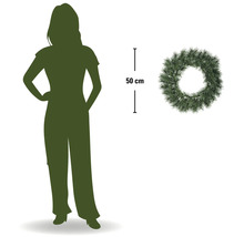 Künstlicher Kranz mit einem Durchmesser von 50 Zentimetern im Größenvergleich zu einer Person.
