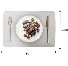 Platzset mit Motiv eines Tellers mit Fleisch und Gemüse, 43 Zentimeter mal 30 Zentimeter.