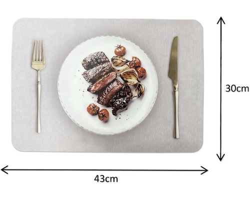 Platzset mit Motiv eines Tellers mit Fleisch und Gemüse, 43 Zentimeter mal 30 Zentimeter.