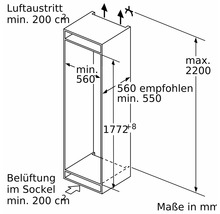 Technische Zeichnung mit Einbaumaßen für einen Küchengeräteschrank inklusive Anforderungen an Belüftung im Sockel und Luftaustritt.