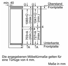 Technische Zeichnung der Einbaumaße für eine Gerätetür mit Frontplatten und Türfuge von 4 Millimetern.