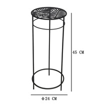 Runder Blumenständer aus Metall mit Blattmuster auf der Ablagefläche, 45 Zentimeter hoch und 24 Zentimeter Durchmesser.