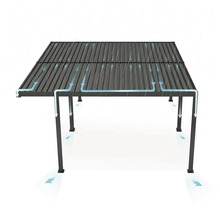 Terrassenüberdachung mit integriertem Regenwasserablaufsystem in den Stützen dargestellt durch blaue Pfeile.