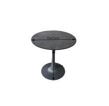 Runder Tisch mit einem Durchmesser von 70 cm und einer Höhe von 72 cm.