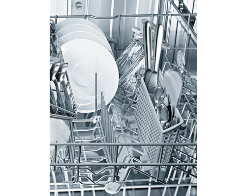 Innenansicht einer Spülmaschine mit Geschirr und Besteck im Geschirrkorb.