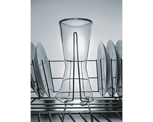 Klarglas und Teller im Abtropfgestell