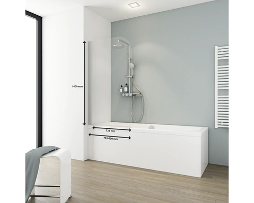 Badezimmer mit Badewanne, Duschkopf und Badewannenaufsatz mit den Maßen 1400 mm Höhe und 735 mm Breite.