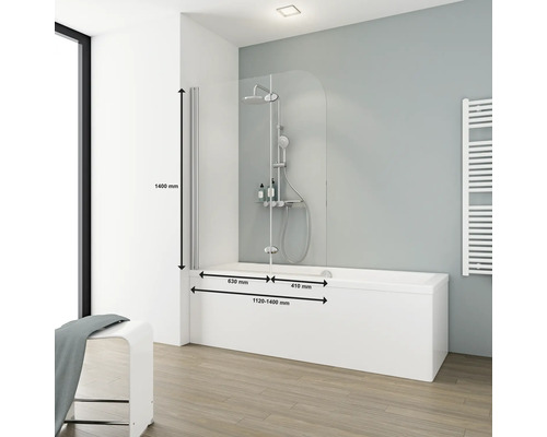 Baignoire avec paroi de douche en verre et robinetterie