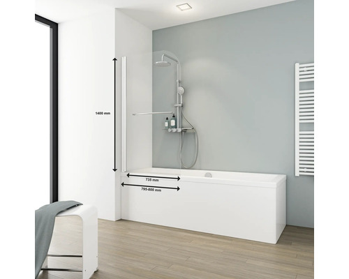 Badezimmer mit Badewanne, Duscharmatur und Duschwand mit Massangaben