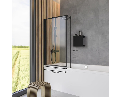 Salle de bain avec baignoire, paroi de douche en verre, pomme de douche et étagère murale