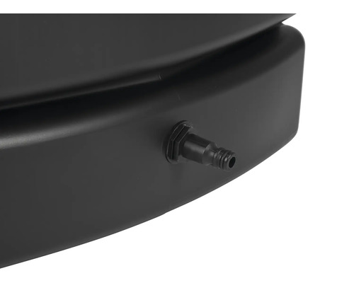 Detailaufnahme eines schwarzen Regentonnenanschlusses